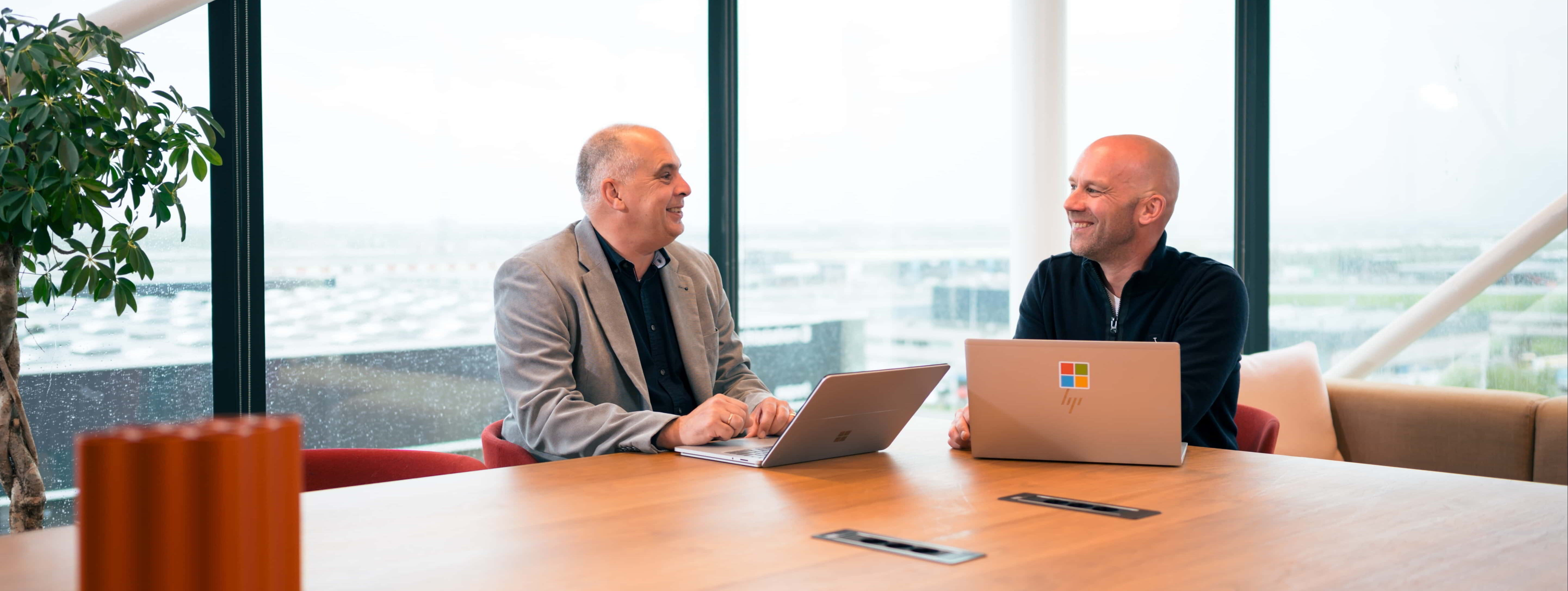 InSpark-Microsoft-Erwin-Jerry-vergadertafel-met-laptop-web_uitsnede