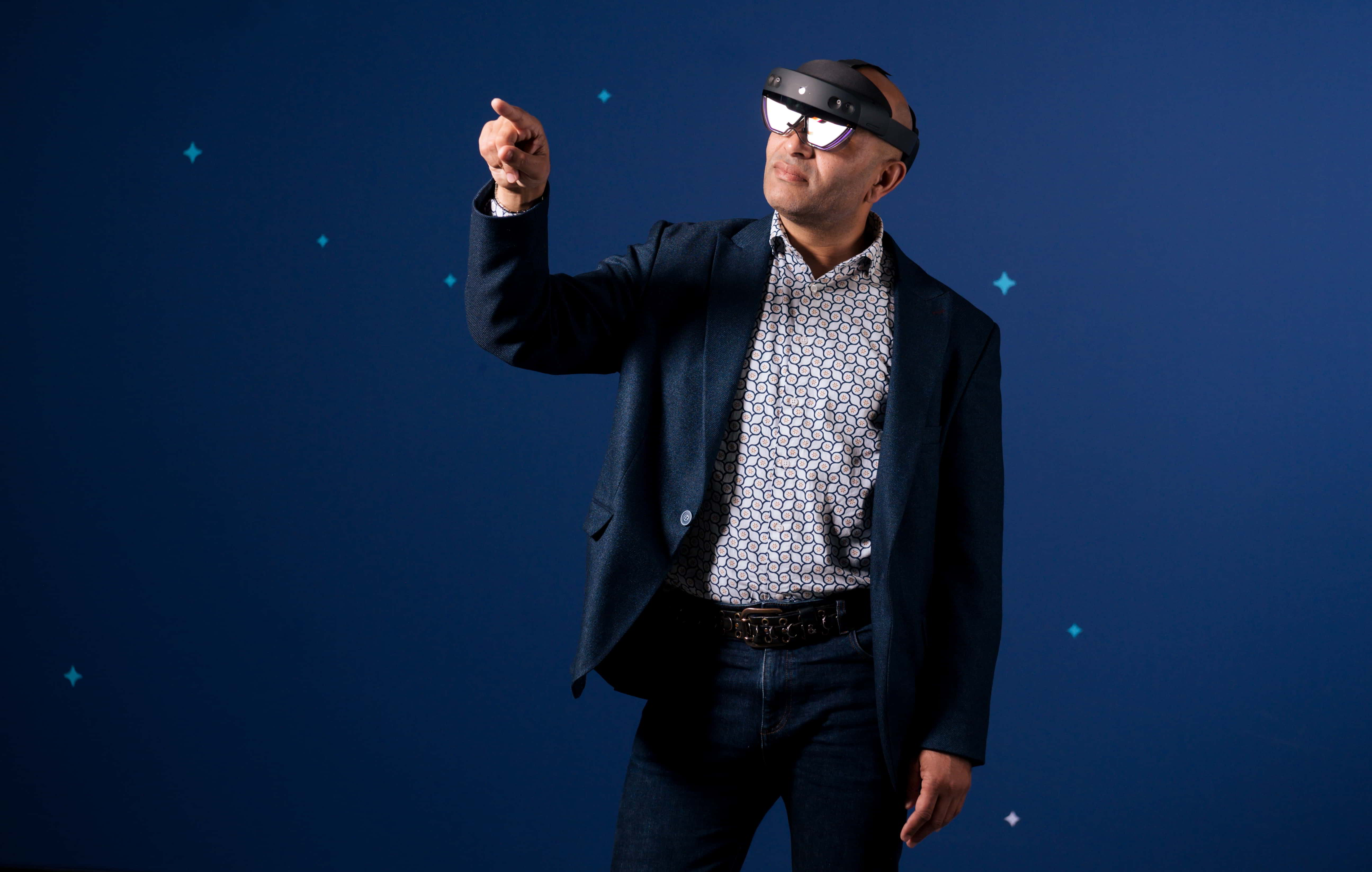 InSpark-Hololens-Raymond-half-naar-boven-wijzend