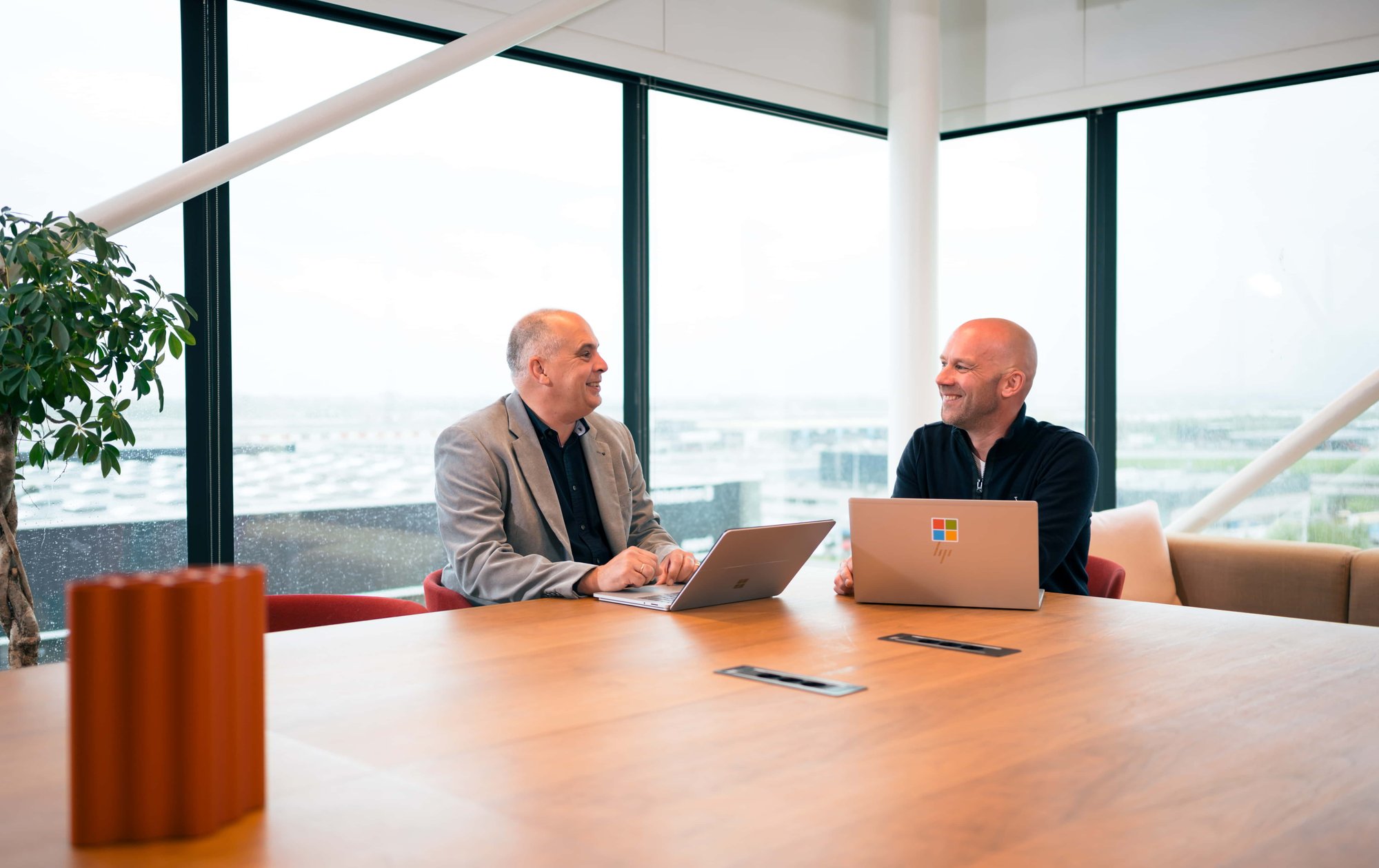 InSpark-Microsoft-Erwin-Jerry-vergadertafel-met-laptop-web